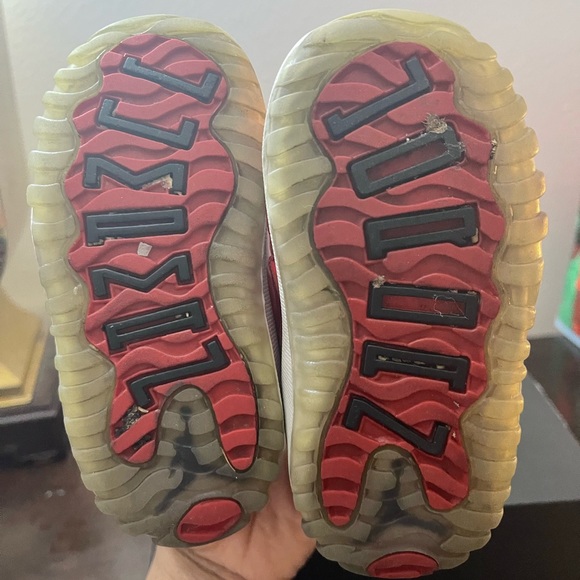 Jordan 11s red - Picture 3 of 6